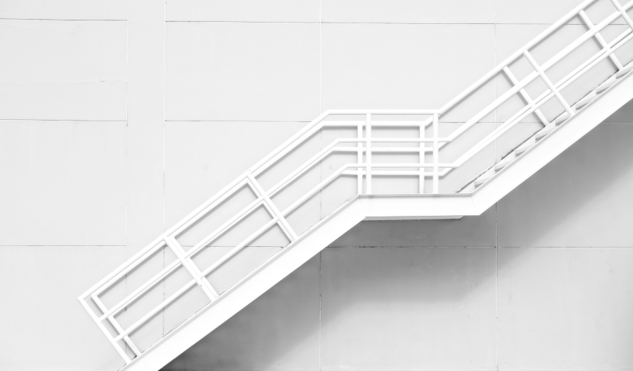 Escaleras Metal Blanco Limpio Muro Hormigon 2