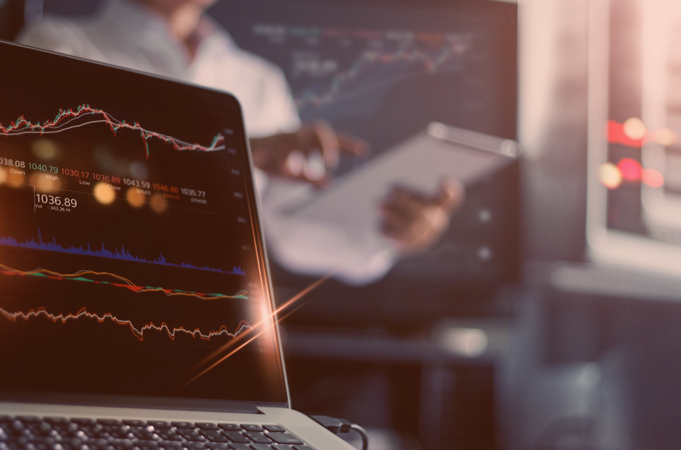 mercado-valores-datos-pantalla-empresario-usando-tableta-analizando-bolsa-valores-linea