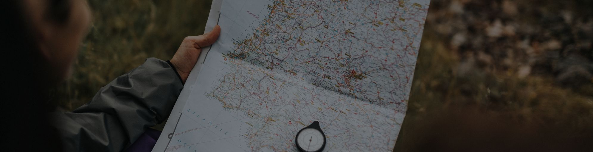 Excursionistas Usando Brujula Mapa 1